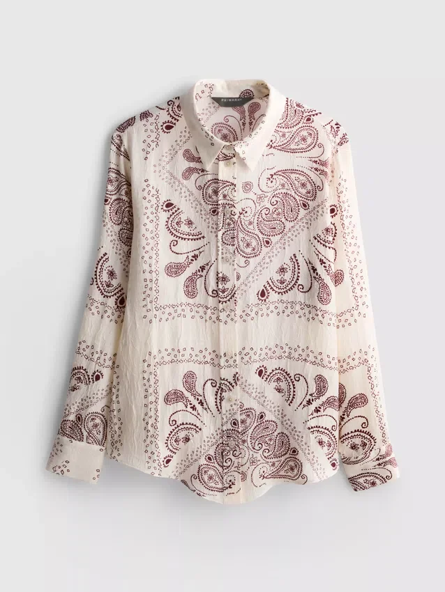 Camisa abotonada de satén arrugado con estampado de paisley de Paula Echevarría
