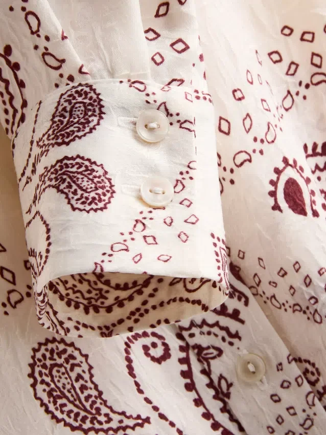 Camisa abotonada de satén arrugado con estampado de paisley de Paula Echevarría