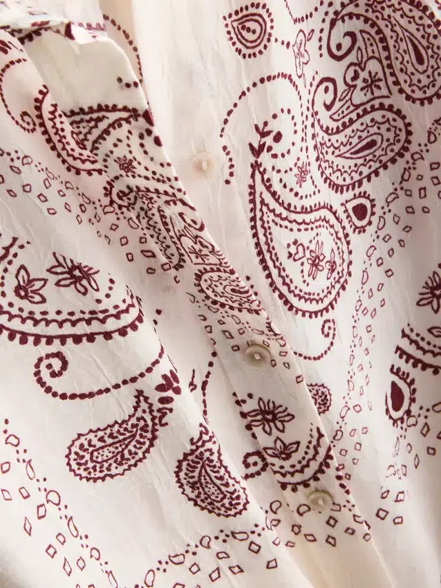 Camisa abotonada de satén arrugado con estampado de paisley de Paula Echevarría