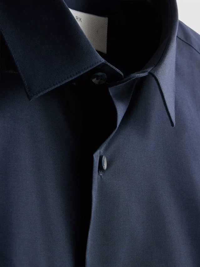 Camisa ajustada elástica con botones
