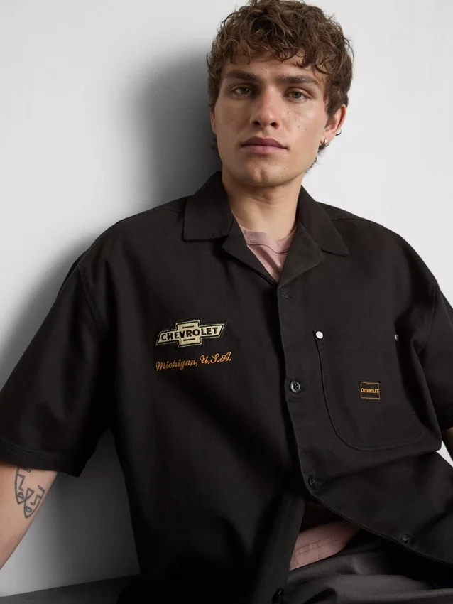Camisa Chevrolet con cuello rever