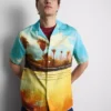 Camisa con cuello revere y estampado panorámico