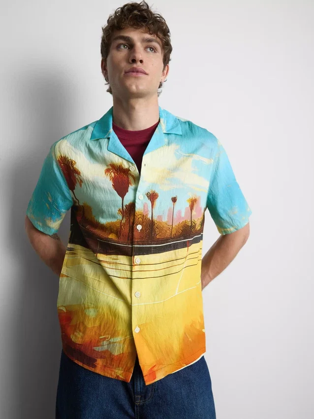 Camisa con cuello revere y estampado panorámico