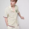Camisa con cuello revere y estampado panorámico