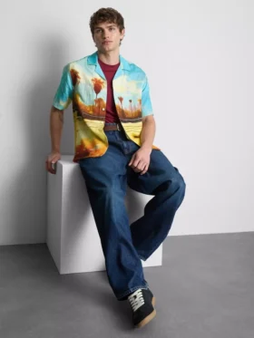 Camisa con cuello revere y estampado panorámico