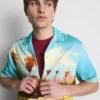 Camisa con cuello revere y estampado panorámico