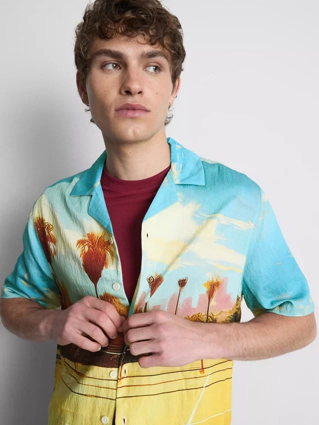 Camisa con cuello revere y estampado panorámico