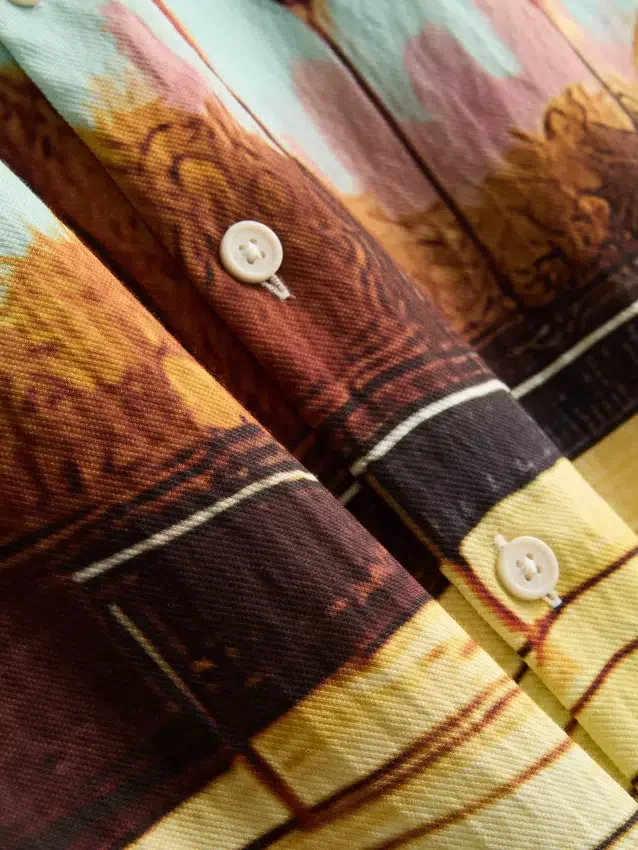 Camisa con cuello revere y estampado panorámico