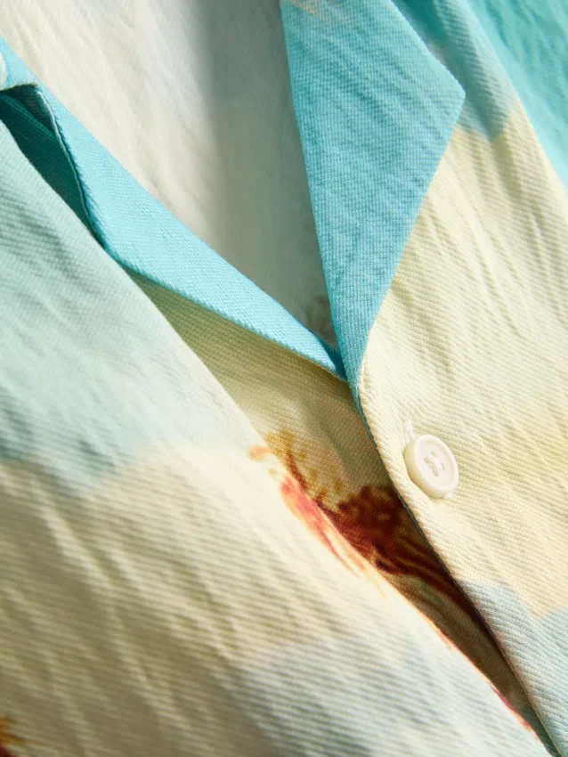 Camisa con cuello revere y estampado panorámico