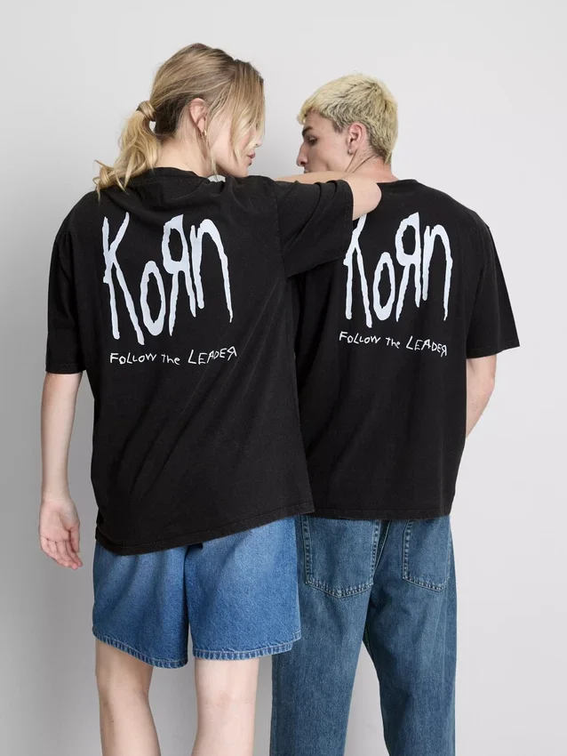 Camisa con diseño gráfico de Korn