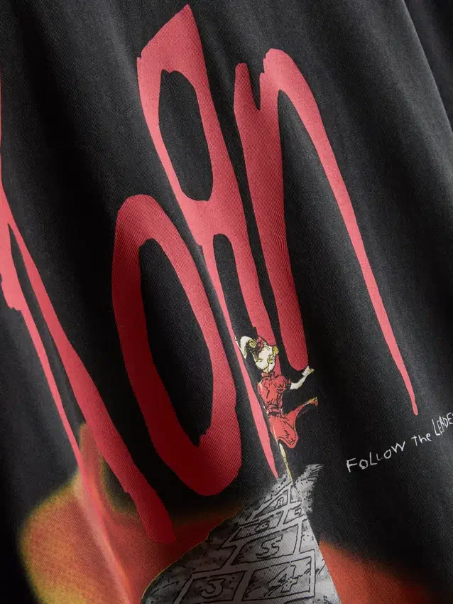 Camisa con diseño gráfico de Korn