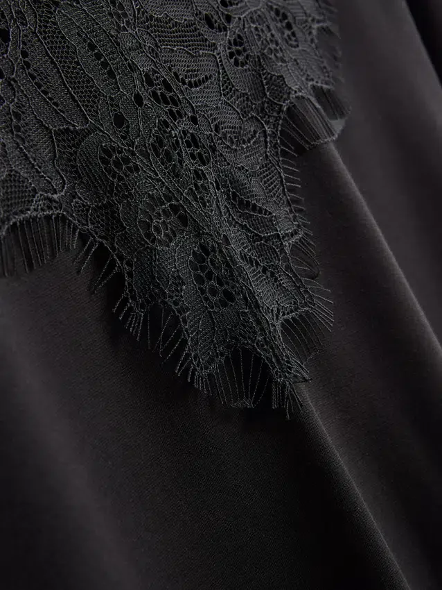 Camisa con inserto de encaje