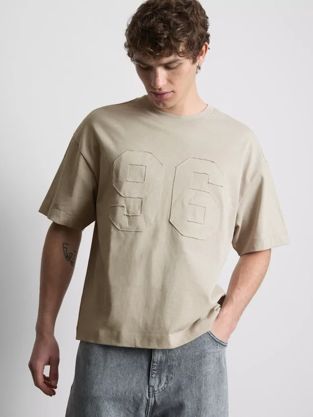Camisa con número en aplique