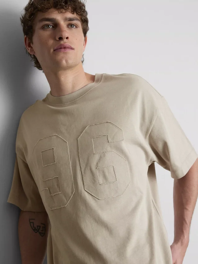 Camisa con número en aplique