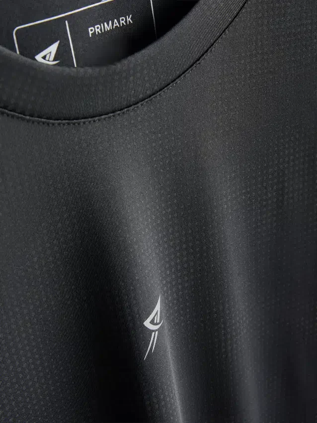 Camisa con textura deportiva