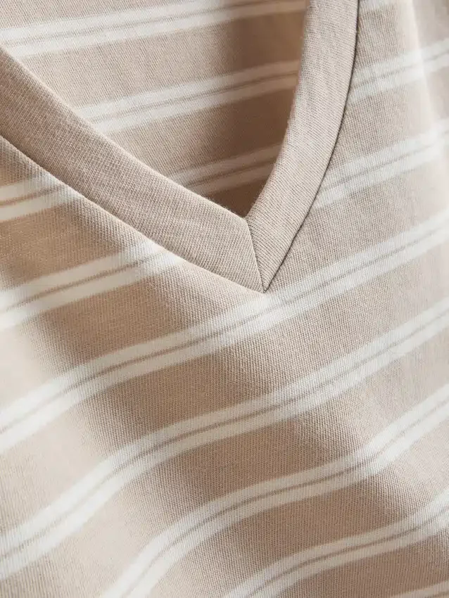 Camisa de algodón a rayas con cuello en V
