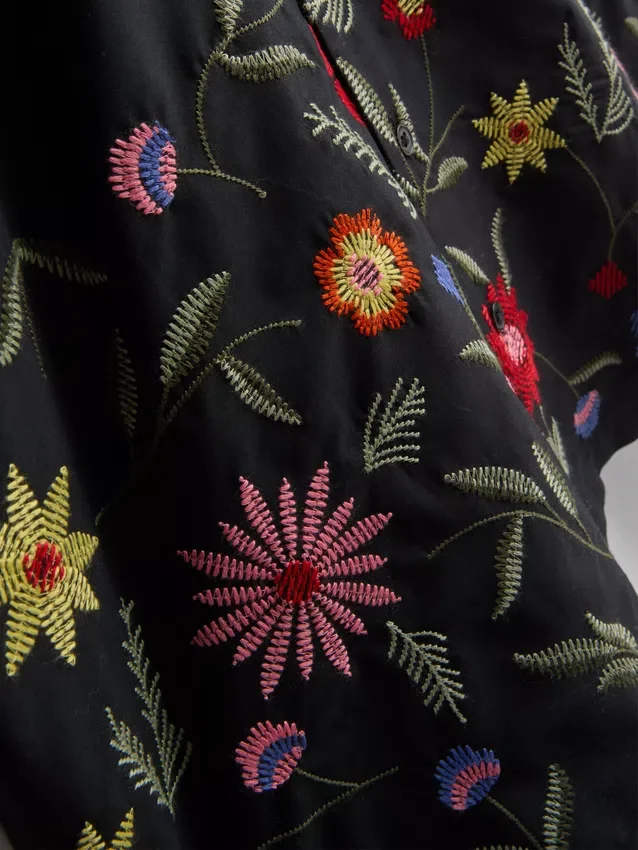 Camisa de manga corta bordada