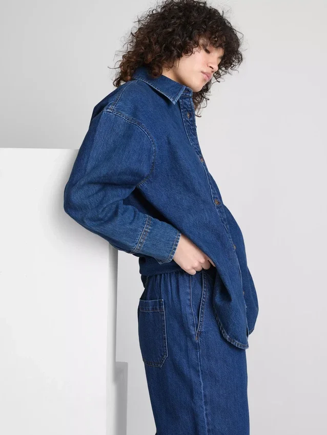 Camisa de mezclilla de algodón de corte holgado con botones