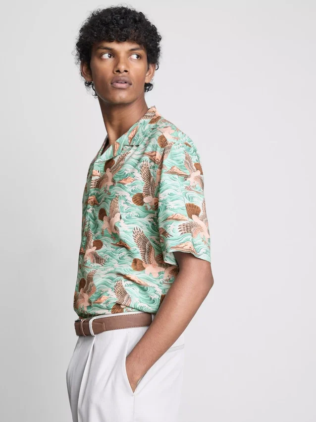 Camisa de pantalón corto con botones y estampado de pájaros