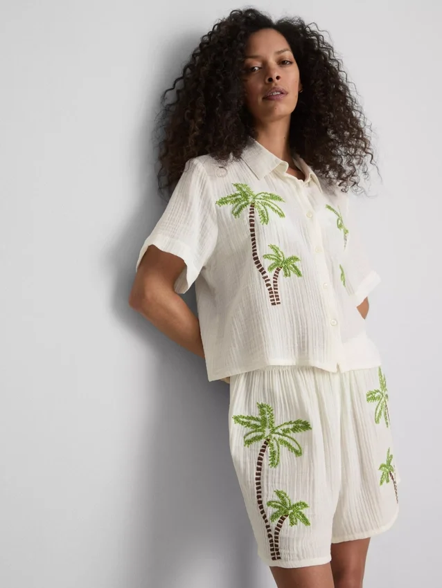 Camisa de playa de algodón bordada con cuentas de Paula Echevarría