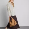 Camisa holgada con botones y dobladillo curvo