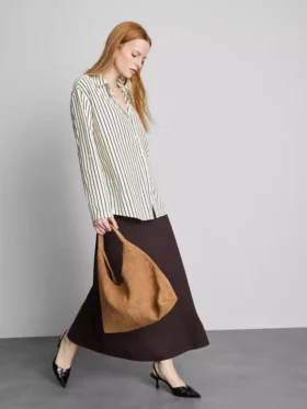 Camisa holgada con botones y dobladillo curvo