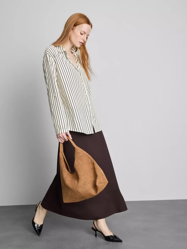 Camisa holgada con botones y dobladillo curvo