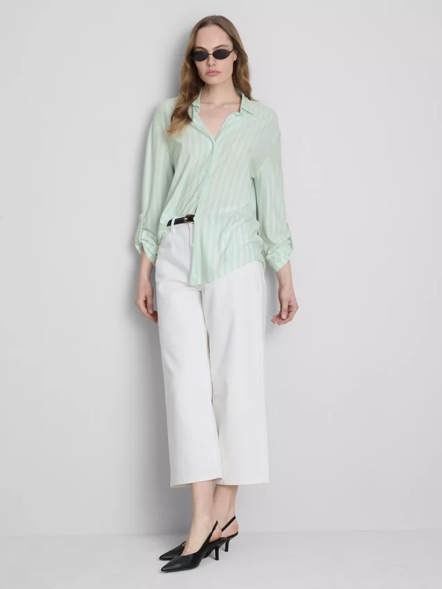 Camisa holgada con botones y dobladillo curvo