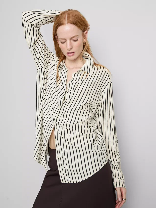 Camisa holgada con botones y dobladillo curvo
