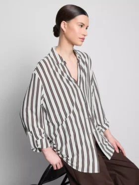 Camisa holgada con botones y dobladillo curvo
