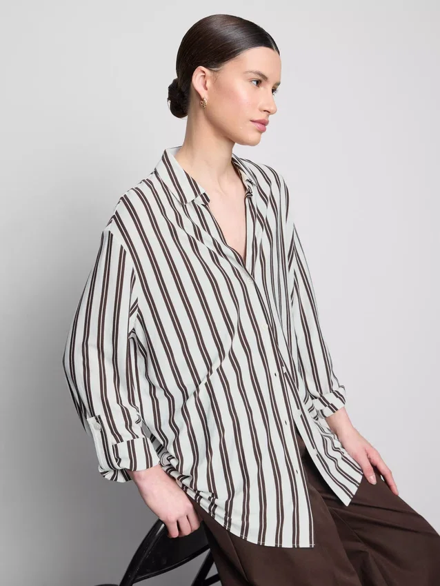 Camisa holgada con botones y dobladillo curvo