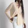 Camisa holgada con botones y dobladillo curvo