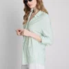 Camisa holgada con botones y dobladillo curvo