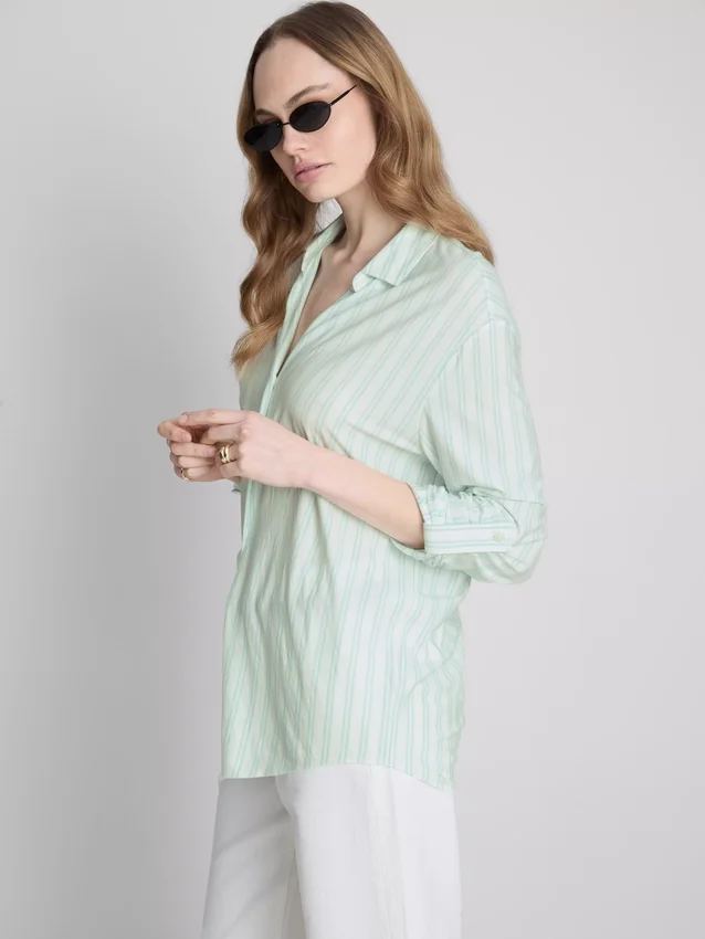 Camisa holgada con botones y dobladillo curvo