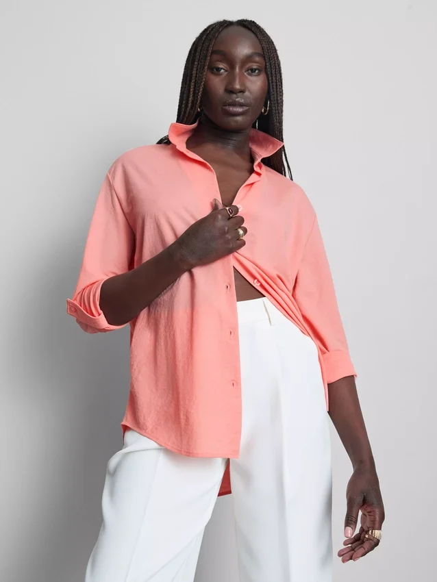 Camisa holgada con botones y dobladillo curvo