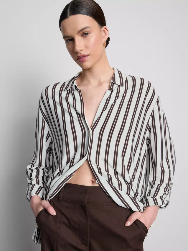 Camisa holgada con botones y dobladillo curvo