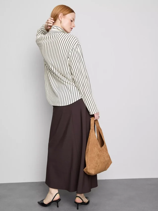 Camisa holgada con botones y dobladillo curvo