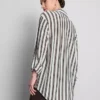 Camisa holgada con botones y dobladillo curvo