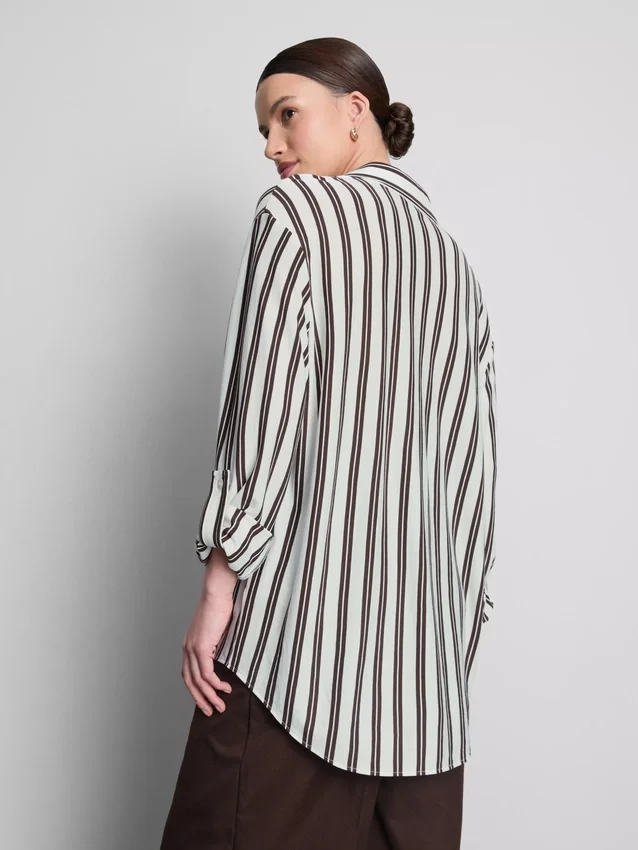 Camisa holgada con botones y dobladillo curvo
