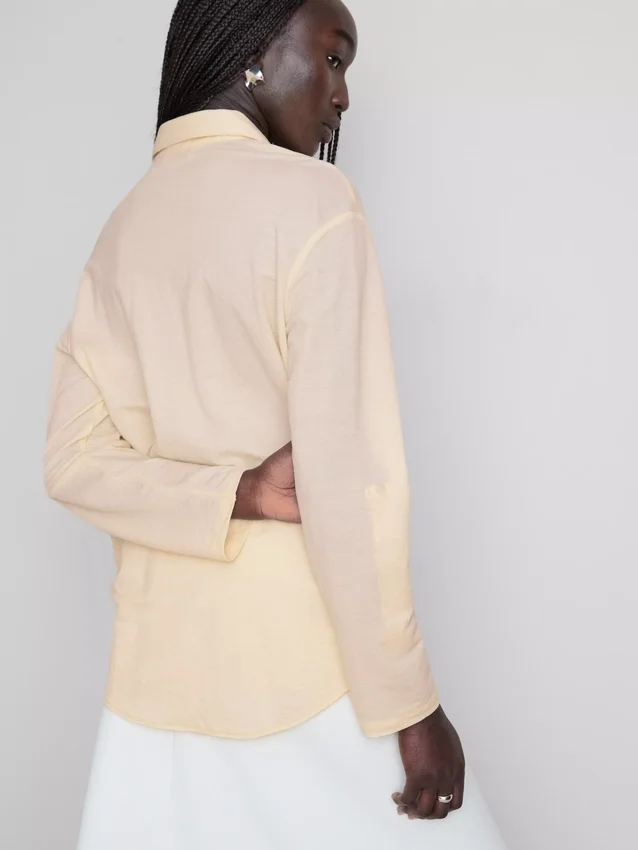 Camisa holgada con botones y dobladillo curvo