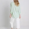 Camisa holgada con botones y dobladillo curvo