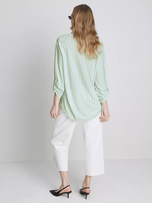 Camisa holgada con botones y dobladillo curvo
