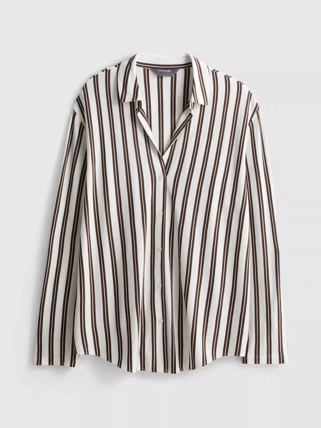 Camisa holgada con botones y dobladillo curvo