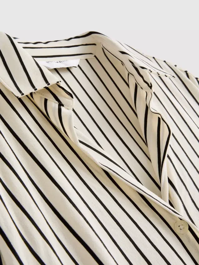 Camisa holgada con botones y dobladillo curvo