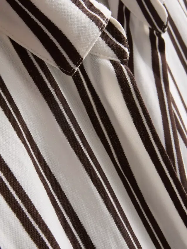 Camisa holgada con botones y dobladillo curvo