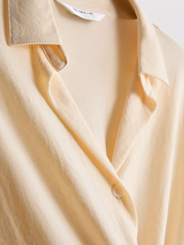 Camisa holgada con botones y dobladillo curvo