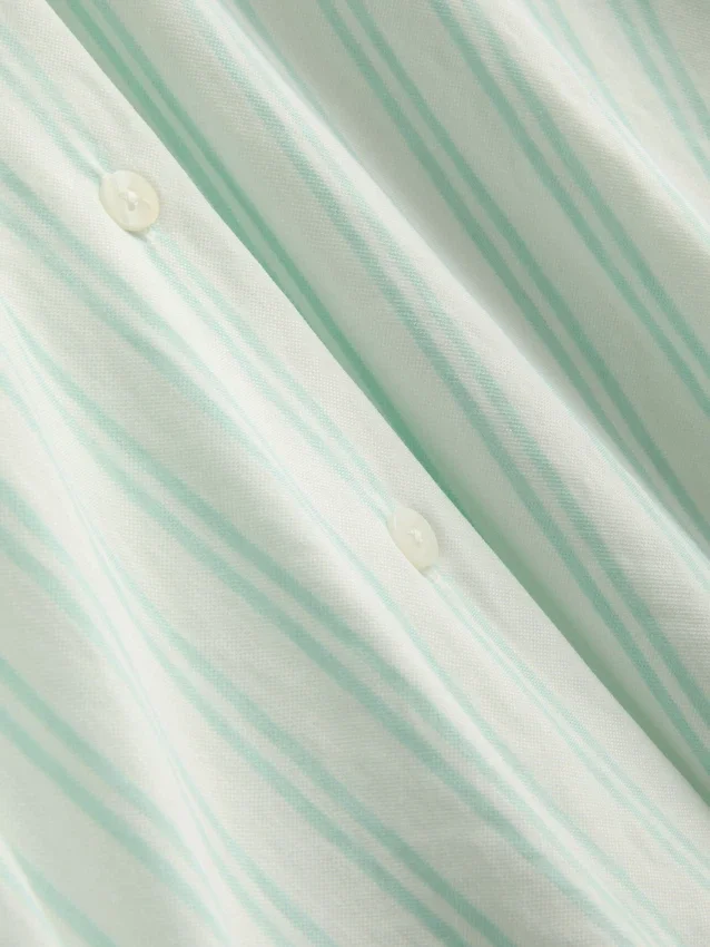 Camisa holgada con botones y dobladillo curvo