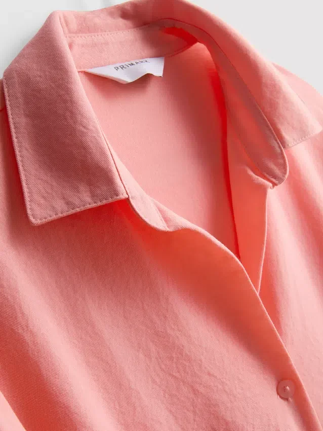 Camisa holgada con botones y dobladillo curvo