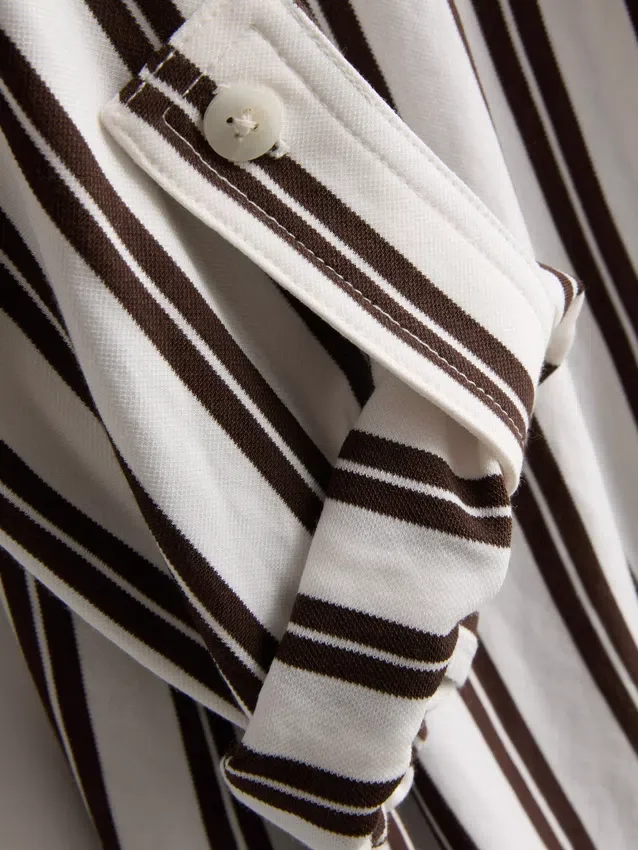 Camisa holgada con botones y dobladillo curvo
