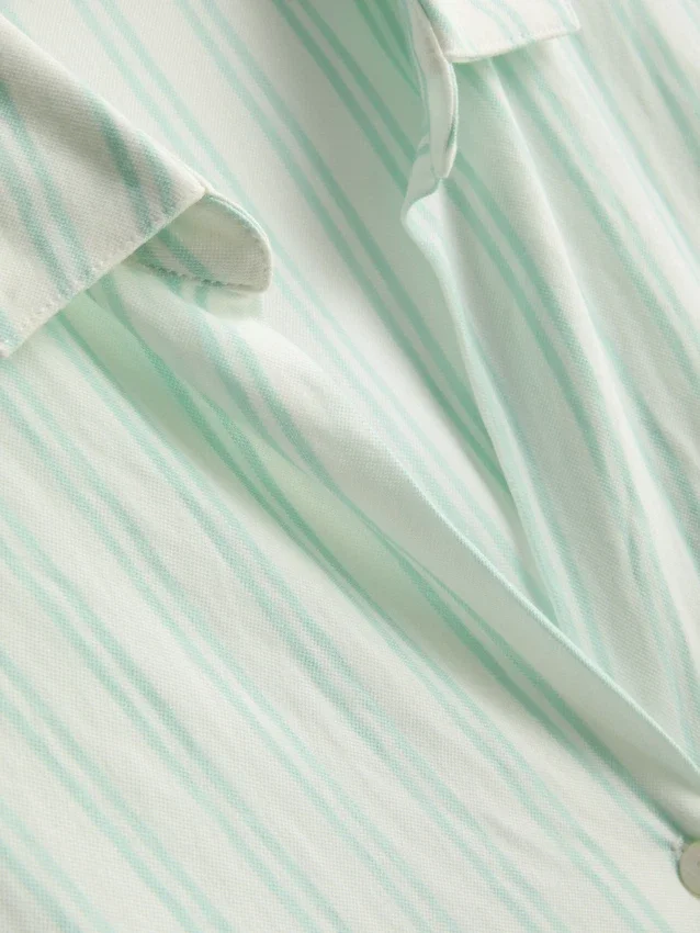 Camisa holgada con botones y dobladillo curvo